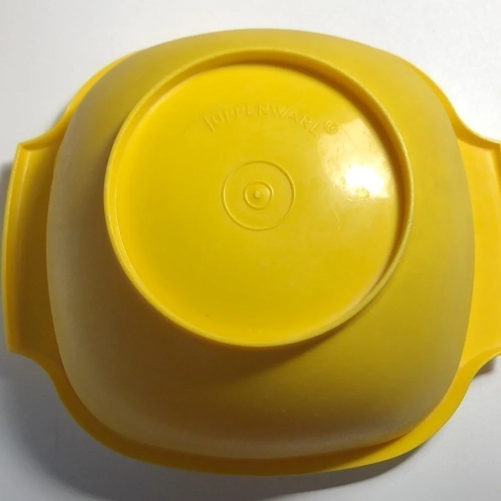 2 vintage Tupperware bowls with lids orange and yellow #2277-4